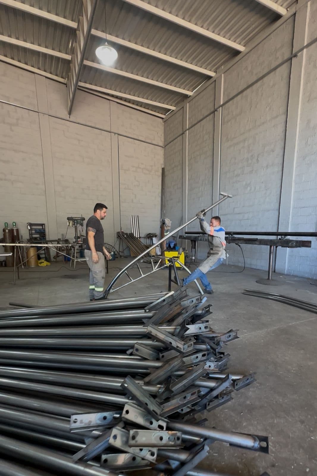 Fixação de base em tubo de aço durante a fabricação de um poste
