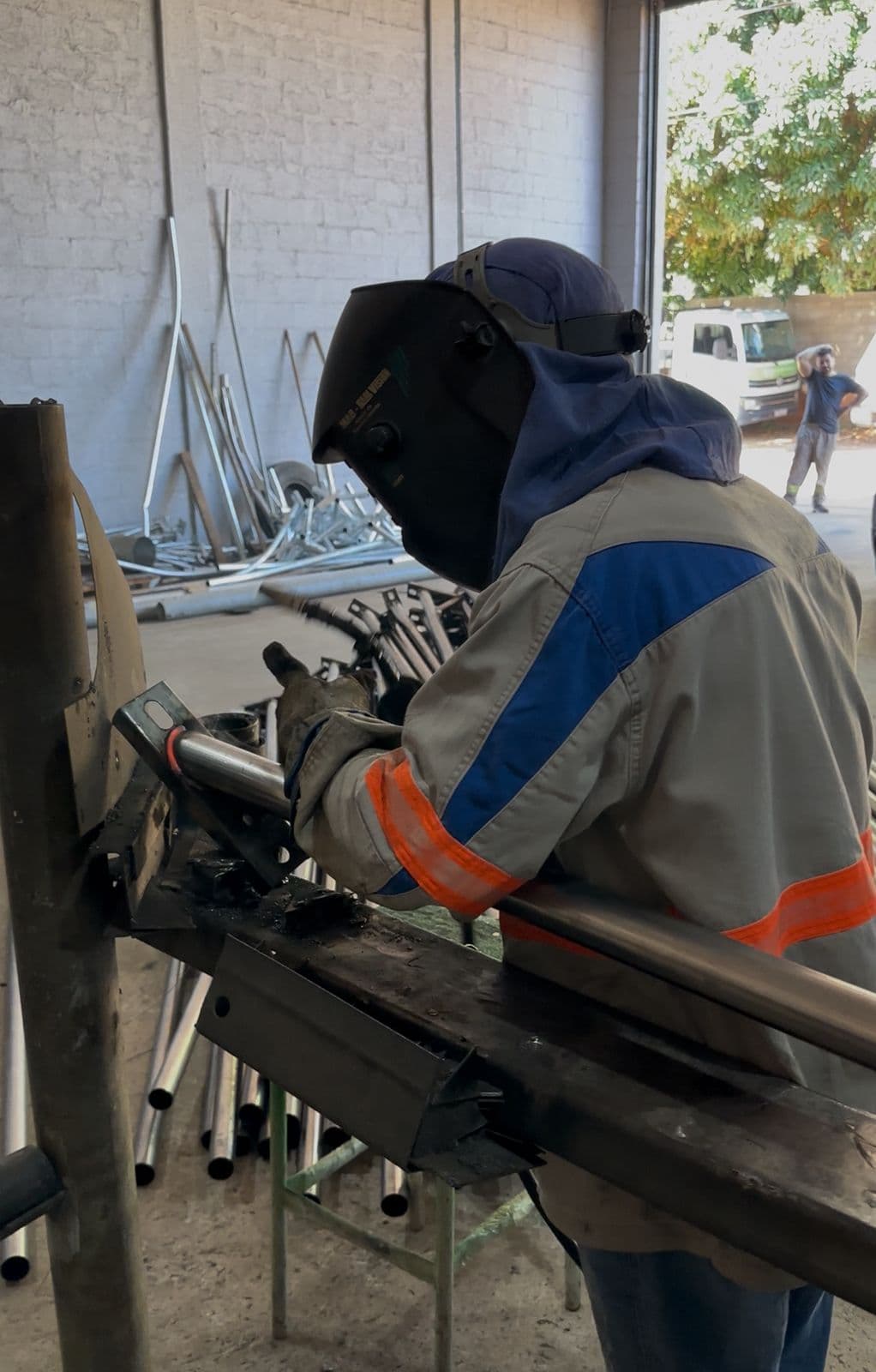 Soldagem de tubo de aço na produção de postes Energyn
